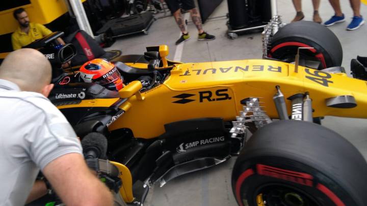 Robert Kubica saliendo del garaje con el Renault durante los test de Hungría.
