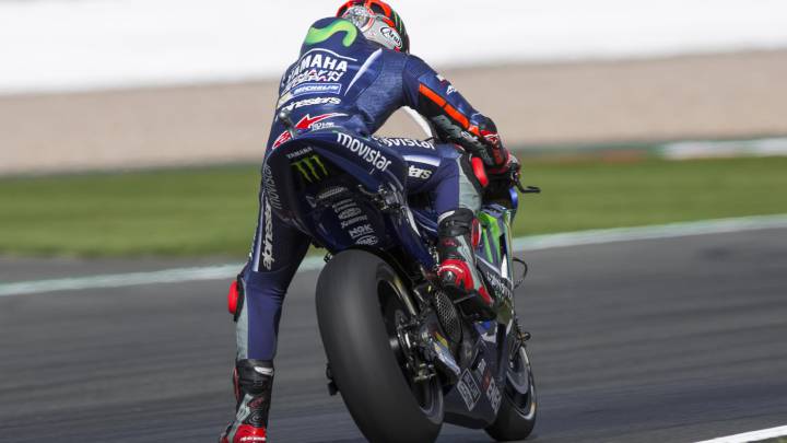 Maverick recupera sensaciones y golpea primero en Silverstone