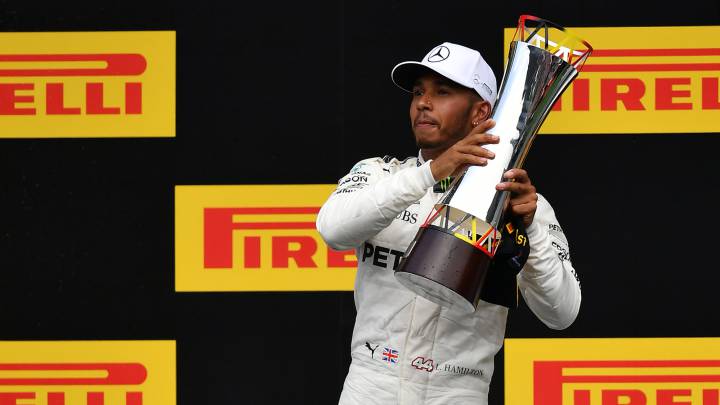 Hamilton, en el podio con el trofeo