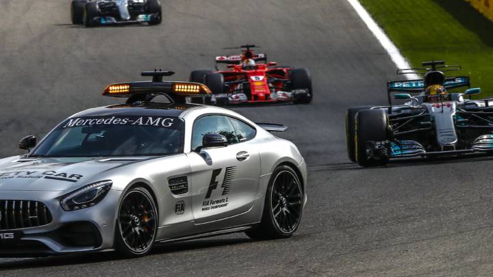 Lewis Hamilton y el resto de pilotos tras el Safety Car en el GP de Bélgica de F1.