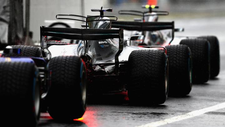 Monoplazas saliendo del pit lane.