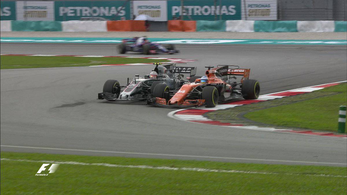 Magnussen y Alonso en el GP de Malasia de F1 2017.