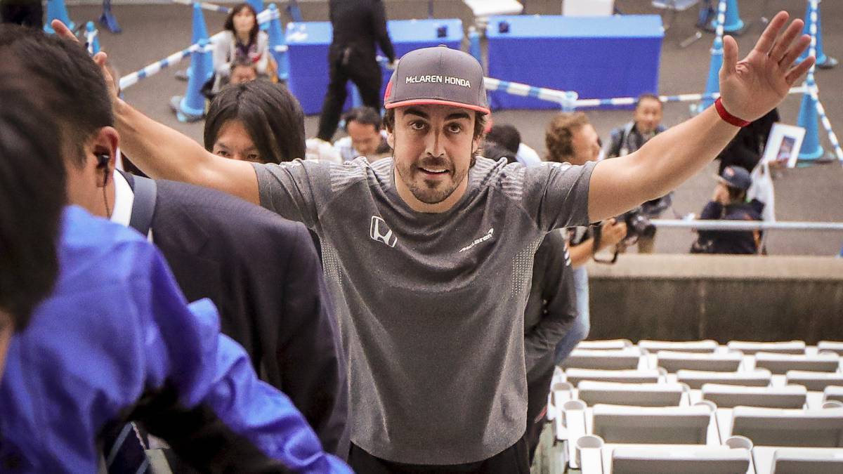 Fernando Alonso saludando a la afición japonesa en Suzuka durante el GP de Japón.