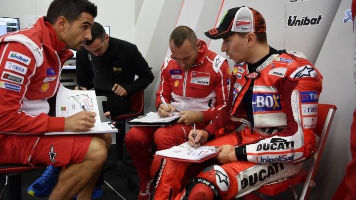 Jorge Lorenzo en el box de Ducati en Motegi.