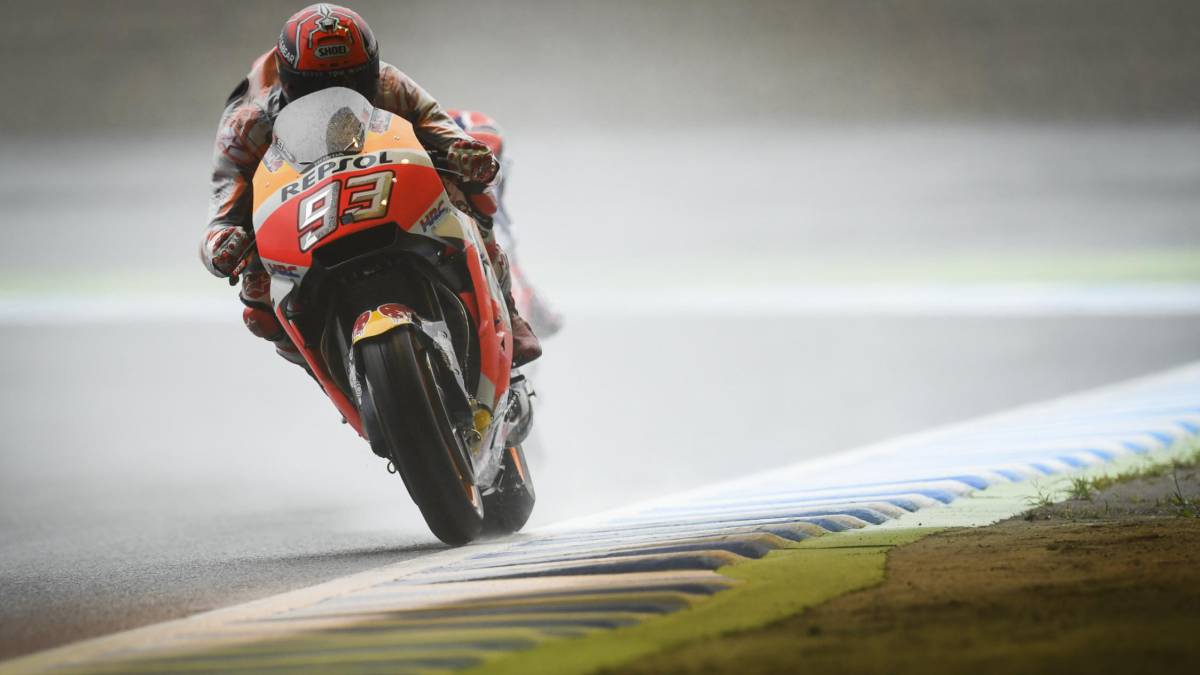 Error de cálculo de Márquez (tercero) y pole para Zarco