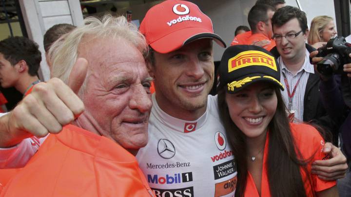Jenson Button posa con su padre John y su entonces pareja Jessica Michibata tras el Gran Premio de Hungría de 2011.