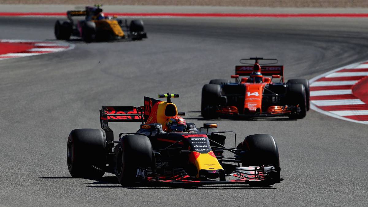 Verstappen, por delante de Alonso en el GP de Estados Unidos. Al fondo el Renault de Sainz.