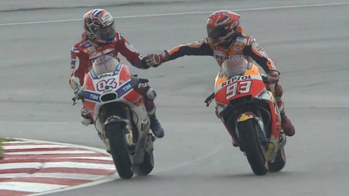 Dovizioso y Márquez se saludan tras la carrera de Sepang.