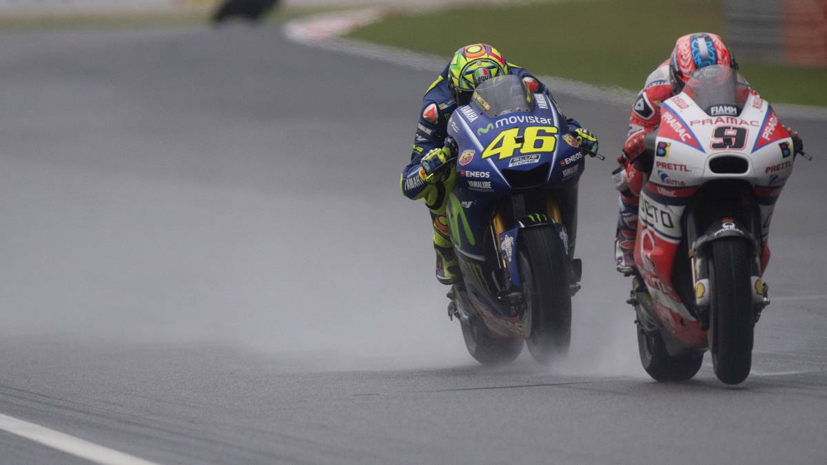 Valentino Rossi detrás de Danilo Petrucci en Sepang.