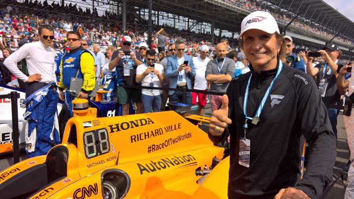 Emerson Fittipaldi junto al coche con el que Alonso participó en Indianápolis.