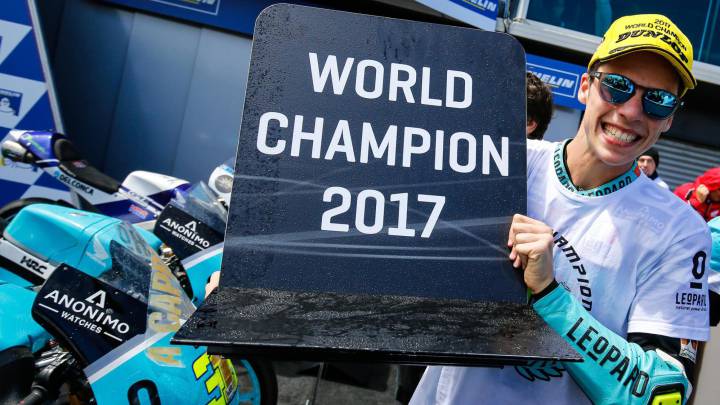 Joan Mir celebrando su título de Moto3.