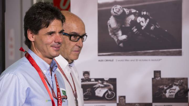 Álex Crivillé junto a Carmelo Ezpeleta.