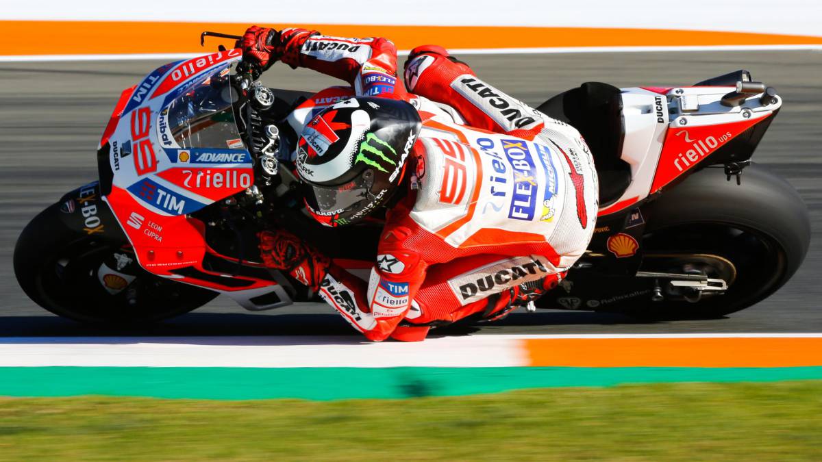 Lorenzo le enseña el camino a Dovizioso y Márquez se cae