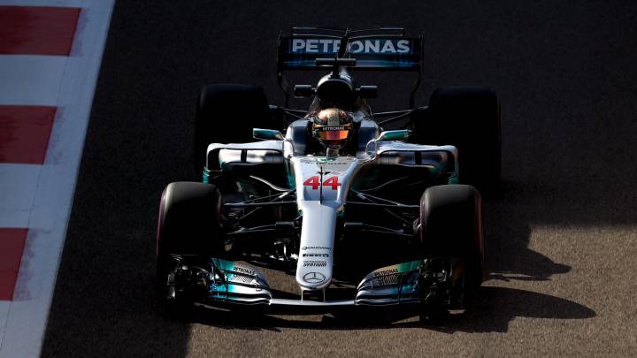 Lewis Hamilton en Abu Dhabi con el neumático hiperblando.