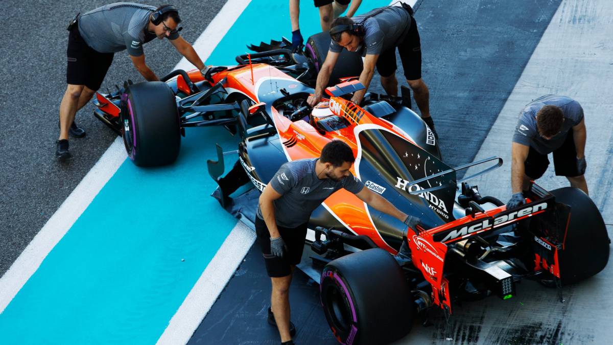 Los mecánicos de McLaren empujando el coche de Vandoorne a boxes durante los test de Abu Dhabi.