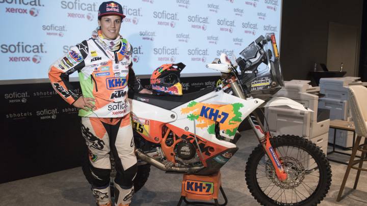 Laia Sanz posa con la moto con la que correrá el Dakar 2018 en la presentación del equipo KTM KH7 en Barcelona.