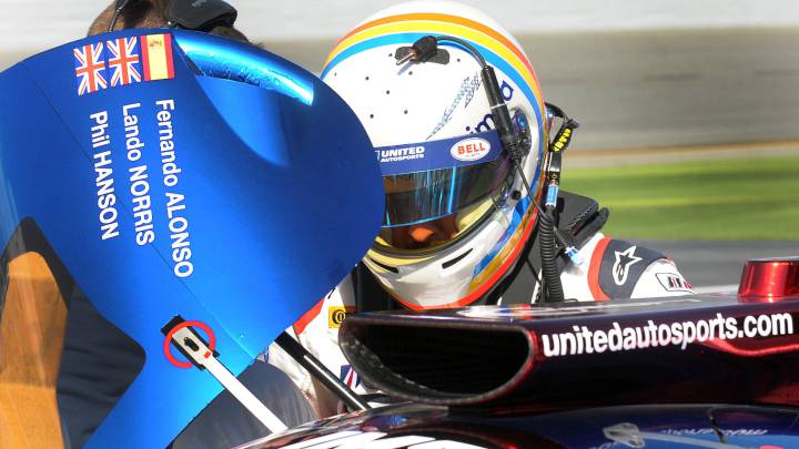Fernando Alonso, del equipo United Autosports, sube a su vehículo durante la sesión de prácticas de las 24 Horas de Daytona.