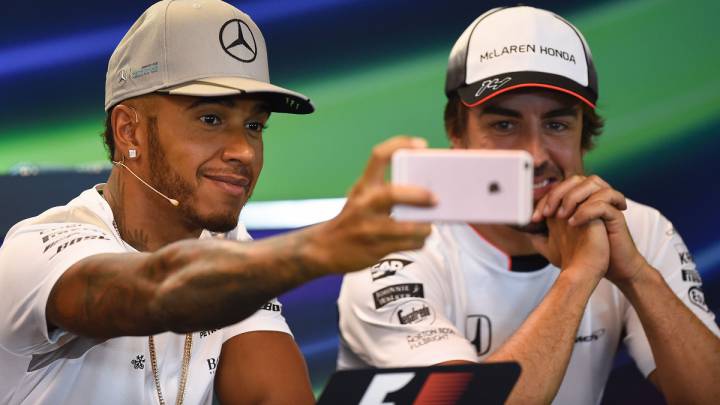Lewis Hamilton haciéndose un selfie con Fernando Alonso.