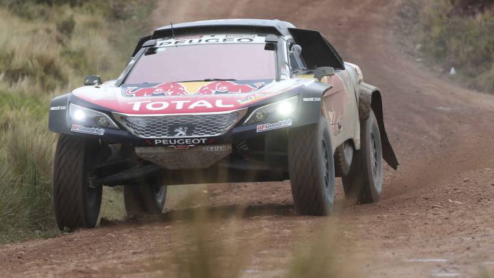 Sainz, líder virtual del Dakar tras un accidente de Peterhansel
