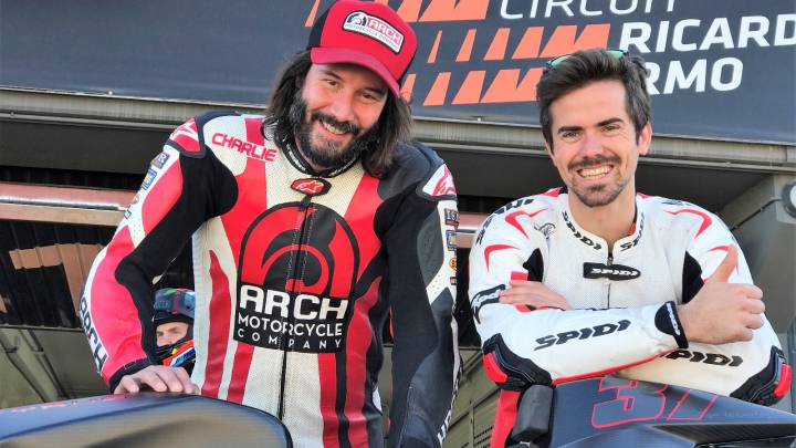 Keanu Reeves en moto junto a Nico Terol en el Ricardo Tormo