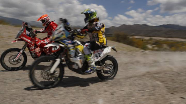 El español Iván Cervantes de KTM (i) y el italiano Maurizio Gerini de Husvarna en el Dakar.