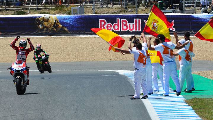 Operarios del circuito de Jerez ondean banderas de España al paso de Jorge Lorenzo.