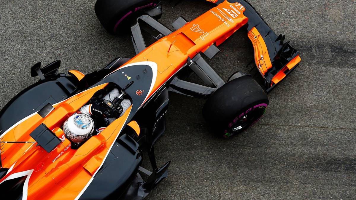 Alonso durante los test de Barcelona de 2017 con el McLaren.
