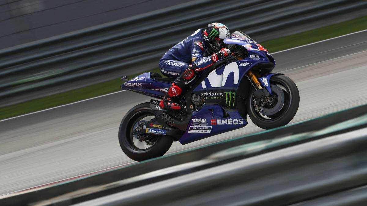 El piloto español de MotoGP Maverick Viñales, Movistar Yamaha, participa en los test de pretemporada en el circuito internacional de Sepang.