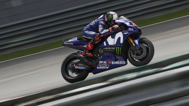 El piloto español de MotoGP Maverick Viñales, Movistar Yamaha, participa en los test de pretemporada en el circuito internacional de Sepang.