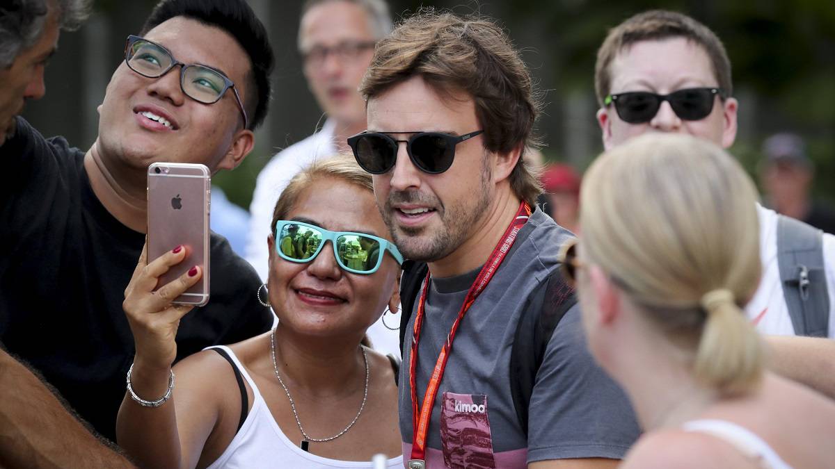 Fernando Alonso fotografiándose con los fans.