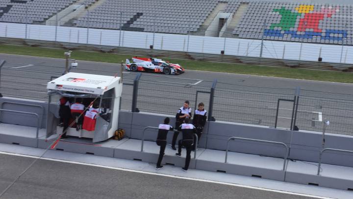 El Toyota TS050 en Portimao y Fernando Alonso, en el muro.