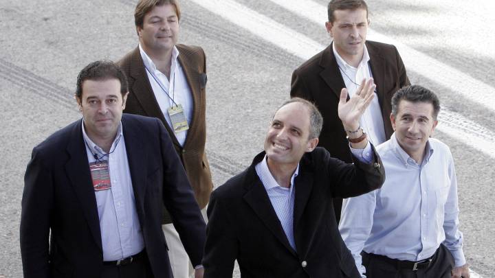 El ex president de la Generalitat Francisco Camps saluda durante una visita al circuito de Fórmula 1 de Valencia.