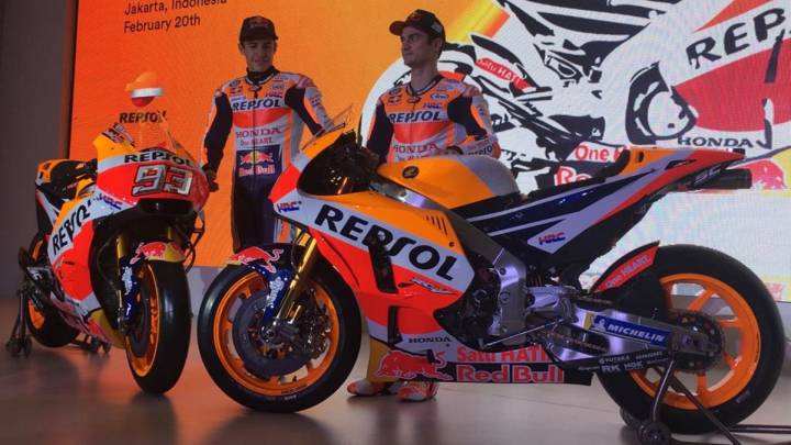 Marc Márquez y Dani Pedrosa posan con sus motos en la presentación del equipo Repsol Honda en Yakarta.