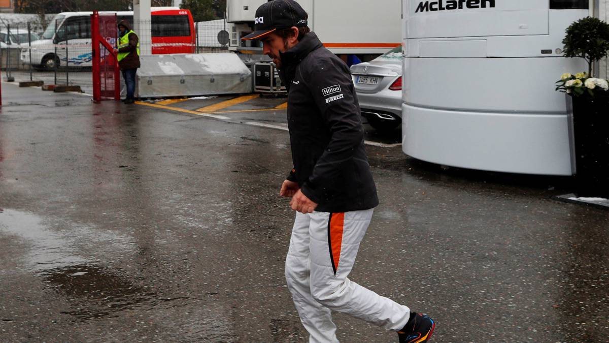McLaren dominó la mañana en Barcelona