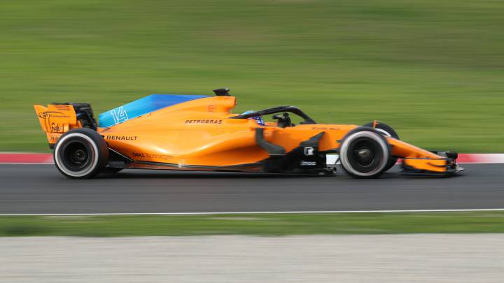Fernando Alonso con el McLaren en Barcelona.