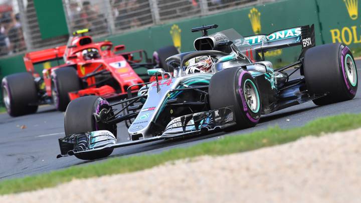 Raikkonen (Ferrari) y Hamilton (Mercedes) en el GP de Australia de F1 2018.