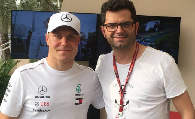 Valtteri Bottas posando con Manu Franco, enviado especial de As a la F1.