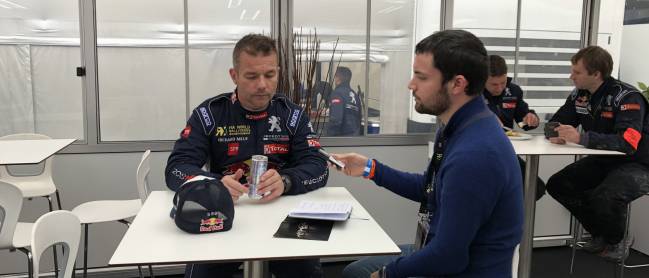 Loeb habla con Jesús Balseiro, de As, en Montmeló.
