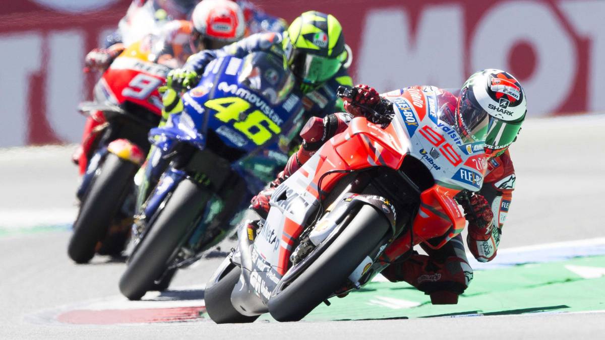 Lorenzo: "Una suerte que el toque con Rossi no fuera mayor"