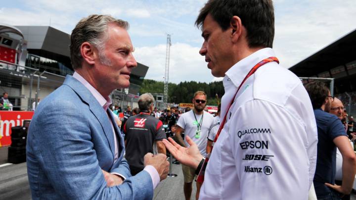 Sean Bratches, director comercial de la F1, charla con Toto Wolff, máximo responsable de Mercedes.