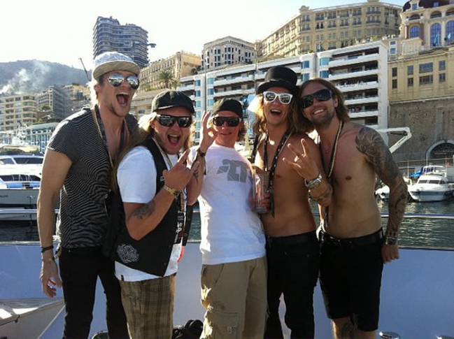 Raikkonen visitó la F1 en mónaco, año en el que estaba en el WRC, con 'The Dudesons'.