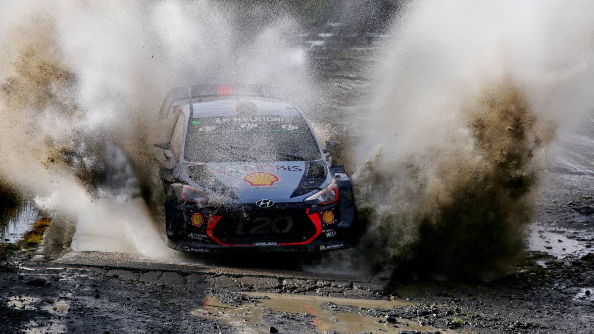 Neuville, Tanak y Ogier enfilan la recta final hacia el título
