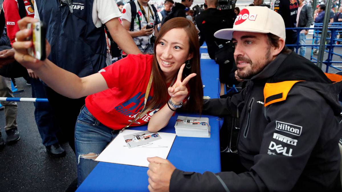 Fernando Alonso (McLaren) durante la sesión de firma de autógrafos de los pilotos en el circuito de Suzuka.