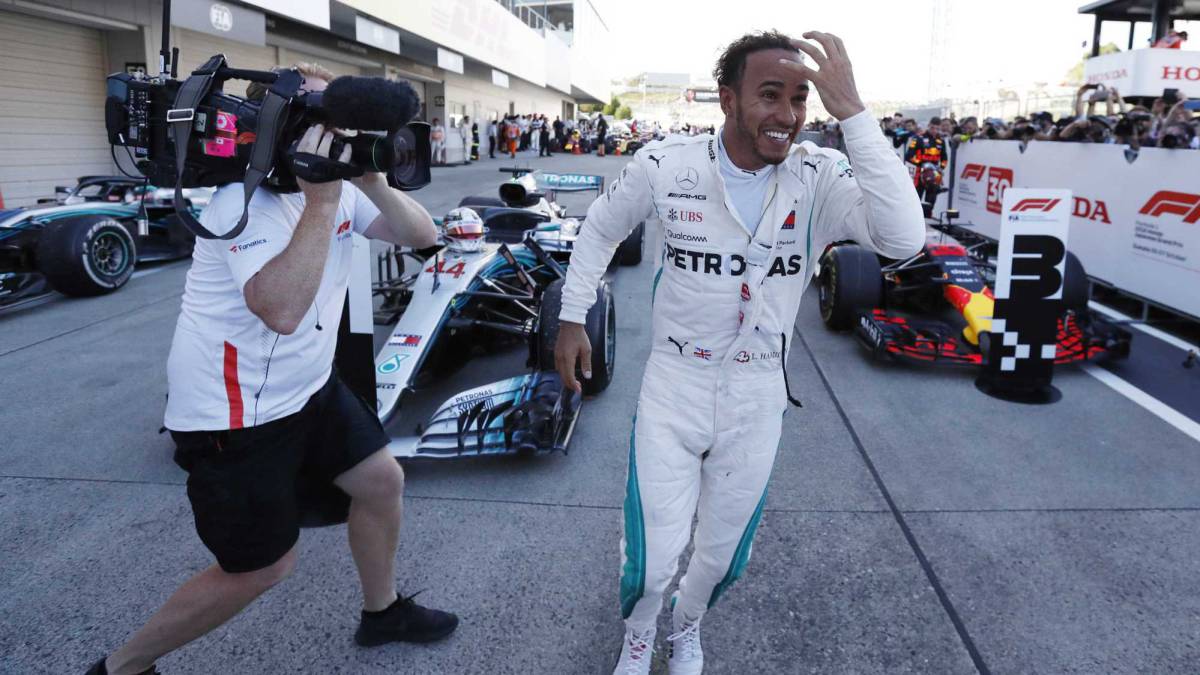 Hamilton se sienta a la mesa de Fangio; Sainz 10º y Alonso 14º