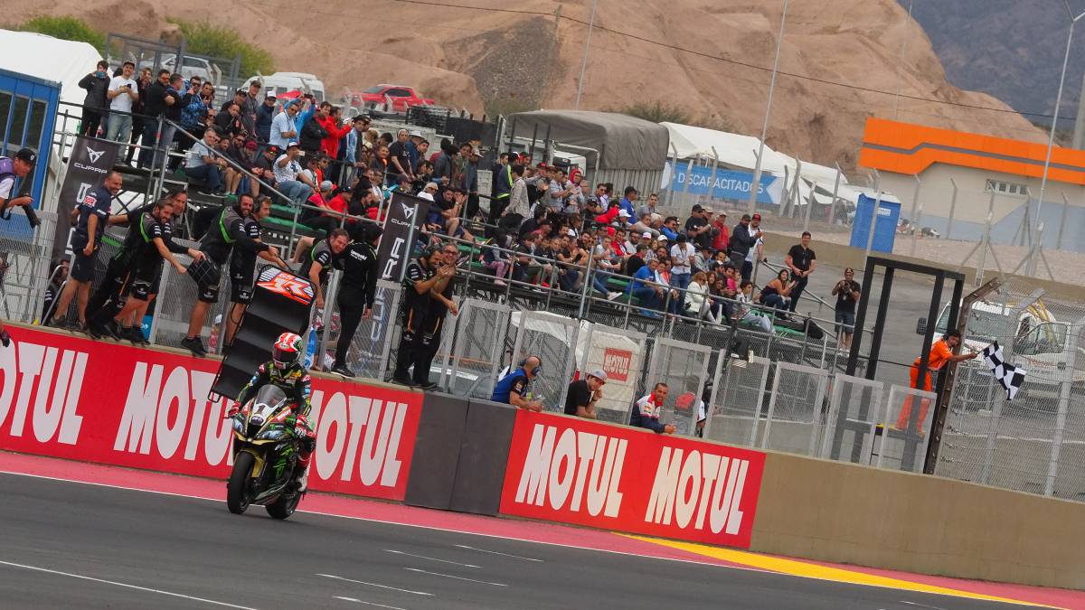 Jonathan Rea extiende a nueve su serie de triunfos, Forés cuarto