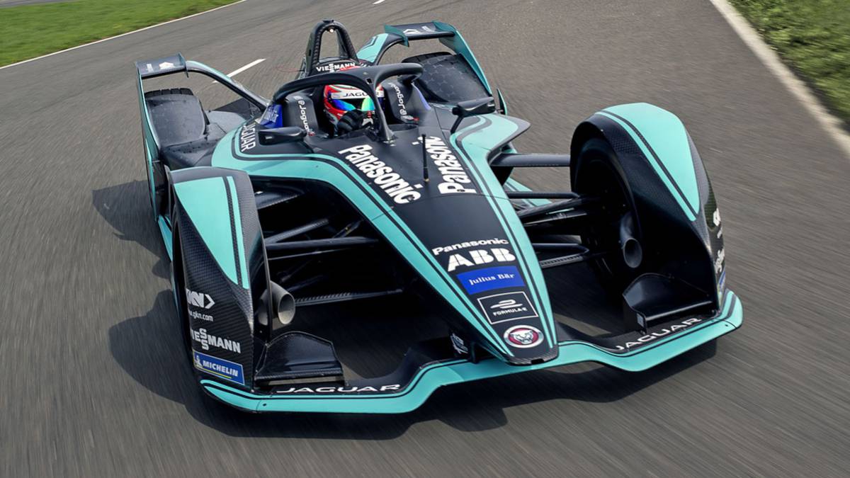 Nelson Piquet Jr. pilota el monoplaza de Jaguar Racing.