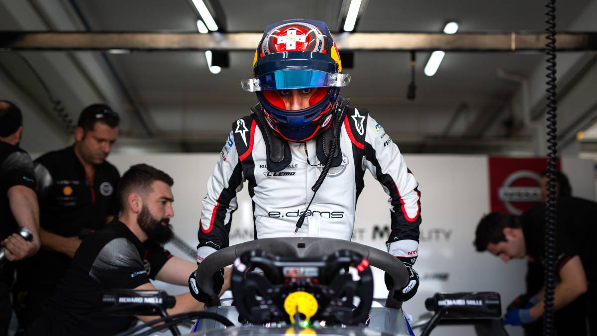 Sébastien Buemi se sube en el Nissan.