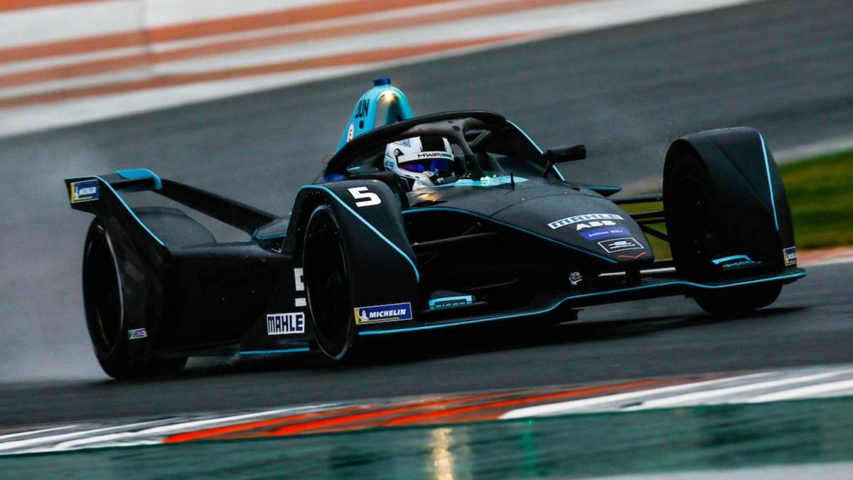 Dani Juncadella al volante del HWA en Cheste.