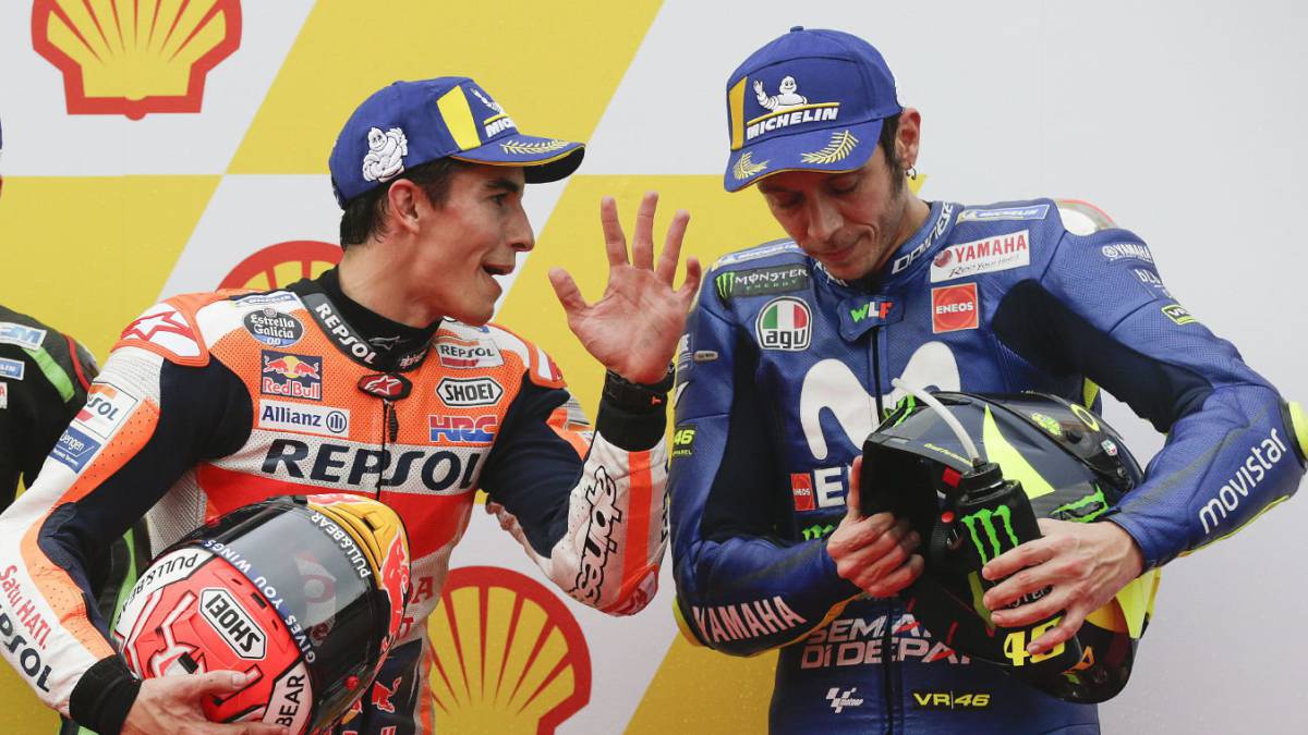 Rossi habla con Márquez tras la clasificación en Malasia.