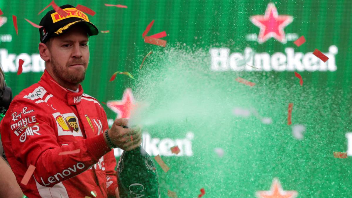 Vettel en el podio de México.